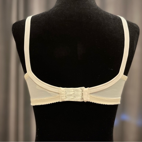 Vintage cream 34C lace bra - Picture 3 of 9
